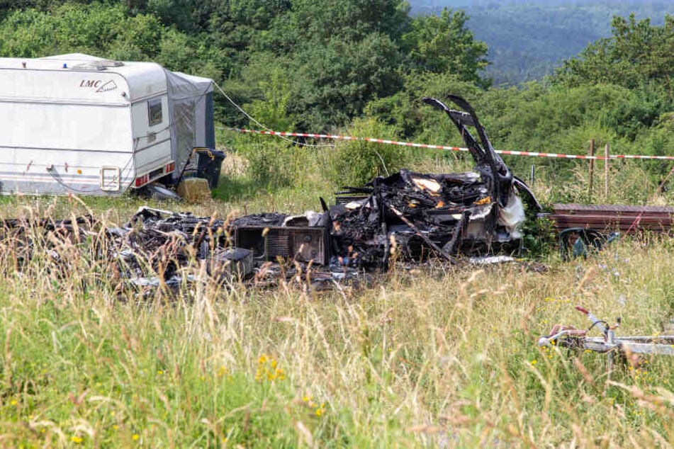 Nur noch ein verbranntes Frack ist auf dem Flugplatz übrig.