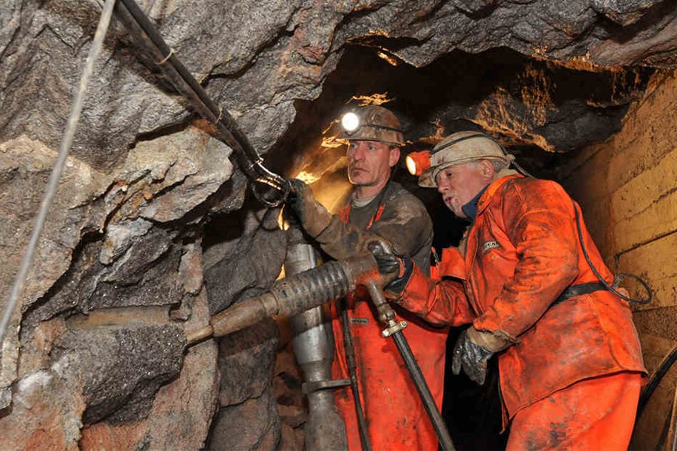 Zwei Mitarbeiter der Bergsicherung Freital lösen mit dem Presslufthammer das Gestein zur Erkundung der Lithiumvorkommen im Zinnwalder Stollen.