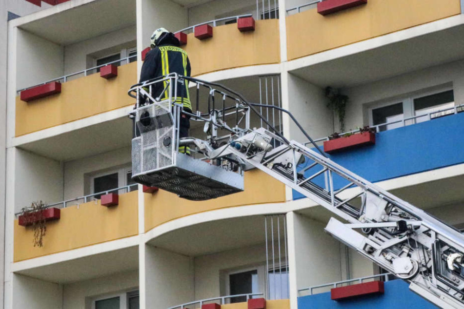 Durch ein Schlafzimmerfenster wurde der Mann aus dem Haus gebracht. (Symbolbild)