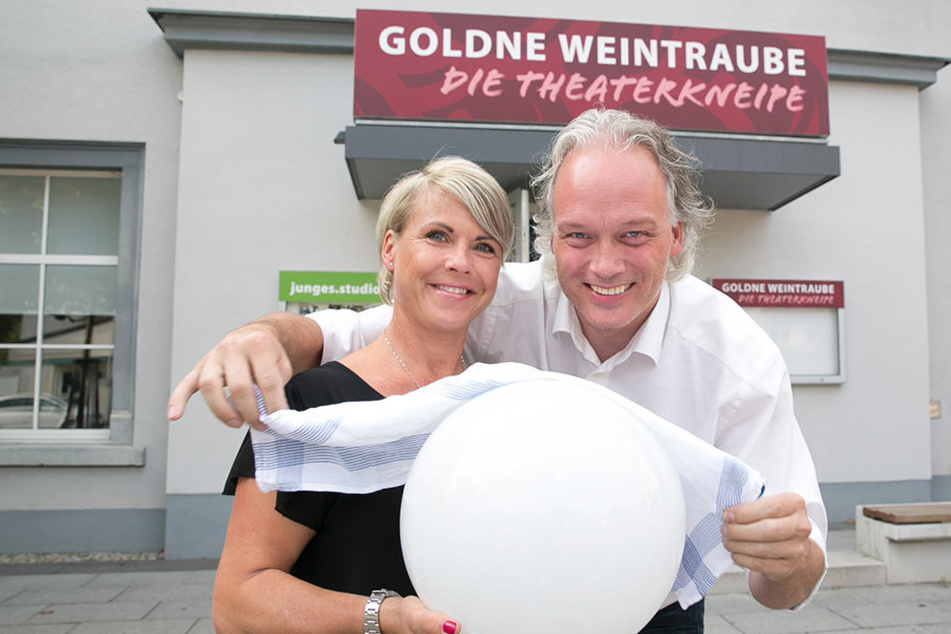 Trotz oder gerade wegen der Geldsorgen macht André Sarrasani (45) jetzt mit
Restaurantchefin Mandy Schwind (43) als Theater-Wirt weiter.