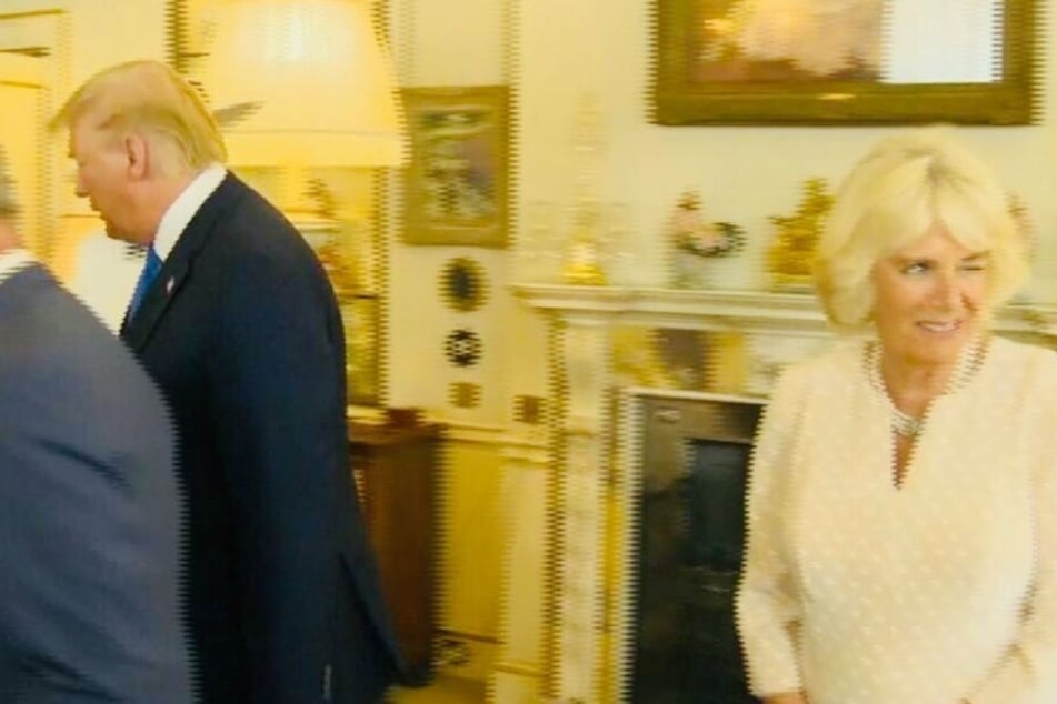 Ein Hilferuf? Oder macht sich Camilla sogar über den amerikanischen Präsidenten lustig?