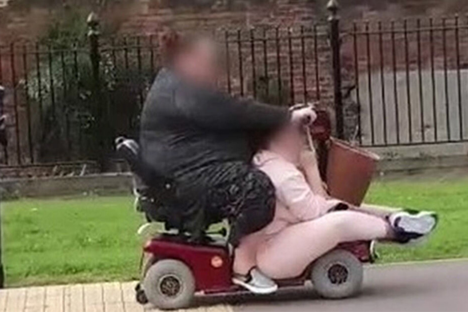 Zwei Frauen unternahmen eine Shopping-Tour in einem viel zu kleinen Scooter.