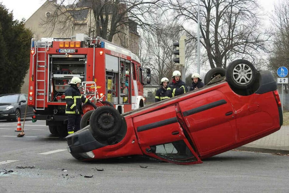 Der Ford kickte den Dacia von der Fahrbahn, der Wagen überschlug sich.