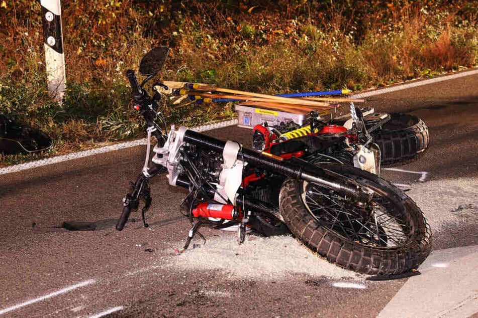 Das Motorrad lag zwei Stunden nach dem Unfall noch auf der Straße.