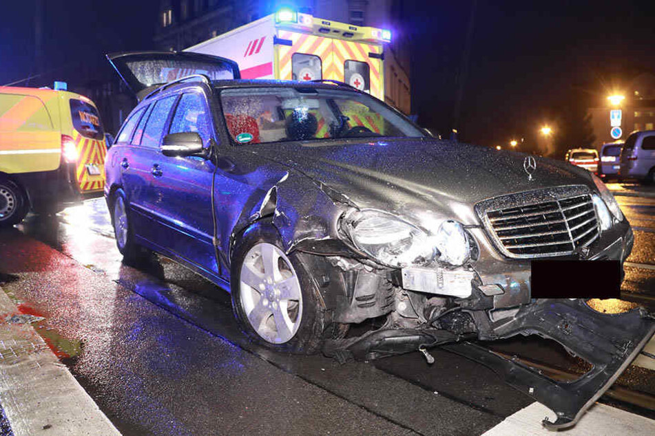 Bei dem Mercedes kann Totalschaden nicht ausgeschlossen werden.