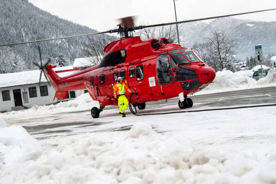 Auch Hubschrauber werden im Kampf gegen den Schnee eingesetzt. (Symbolbild)