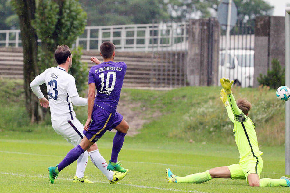 Das war der zweite FCE-Streich! Dimitrij Nazarov (M.) bezwang überlegt Hertha-Keeper Leon Brüggemeier.