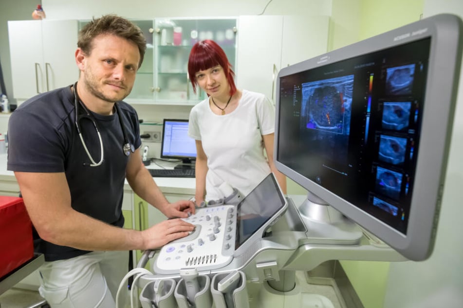 Tierarzt Dr. Karsten Riedel (44) und seine Kollegen sind an der Belastungsgrenze. Sie wollen und können keine nächtliche Bereitschaft mehr leisten.