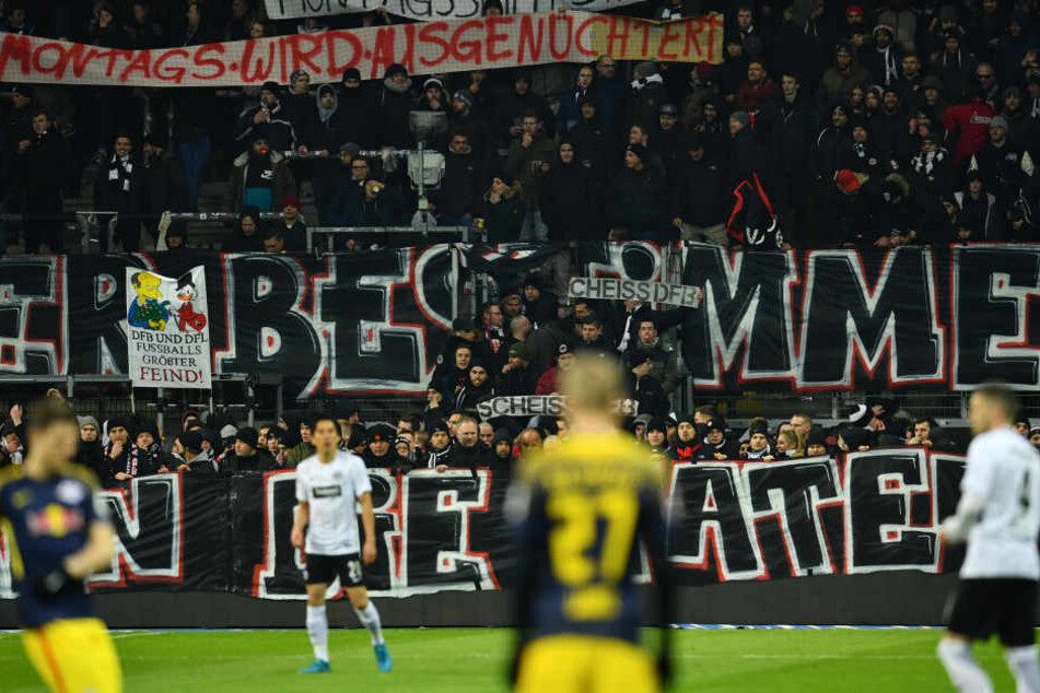 Die Eintracht-Fans versammelten sich hinter der Bande.