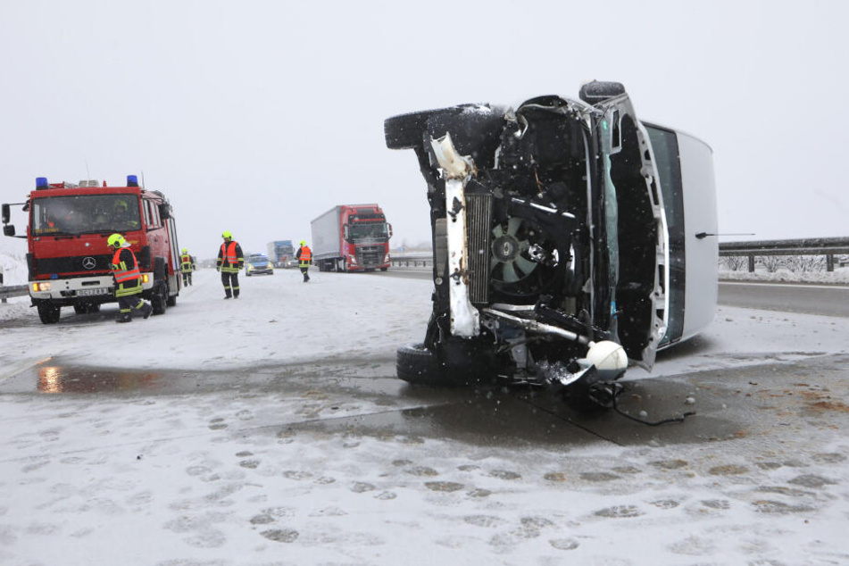 Der Transporter geriet ins Schleudern und blieb auf der Seite liegen.
