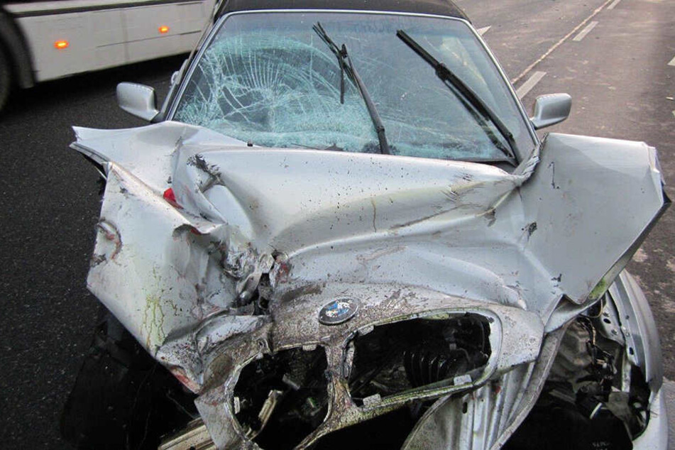 Zwei Männer wurden bei dem Unfall schwer verletzt.