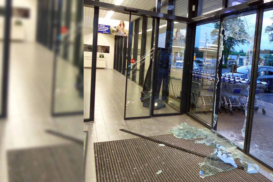 Die Glastüren wurden brutal zerstört. In einem Büro machten sie sich an einem Tresor zu schaffen.