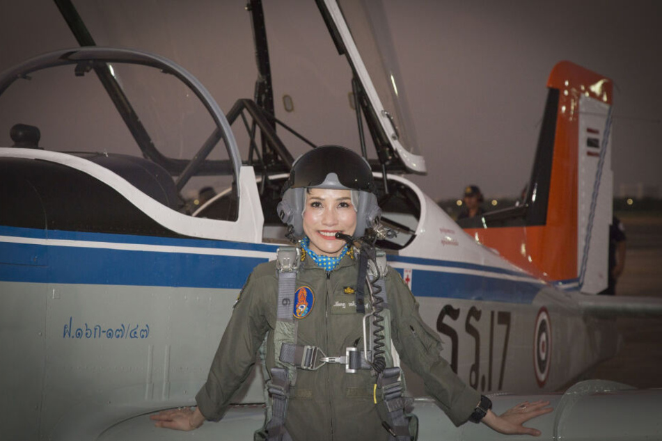 Sineenat Wongvajirapakdi trägt eine Piloten-Ausrüstung und steht neben einem Flugzeug. (Archivbild)