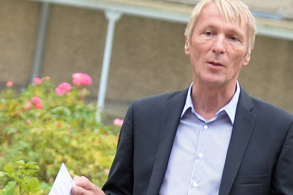 Der Direktor der Stasiopfer-Gedenkstätte Berlin-Hohenschönhausen, Hubertus Knabe, verliert seinen Posten. Das erfreut nicht jeden.