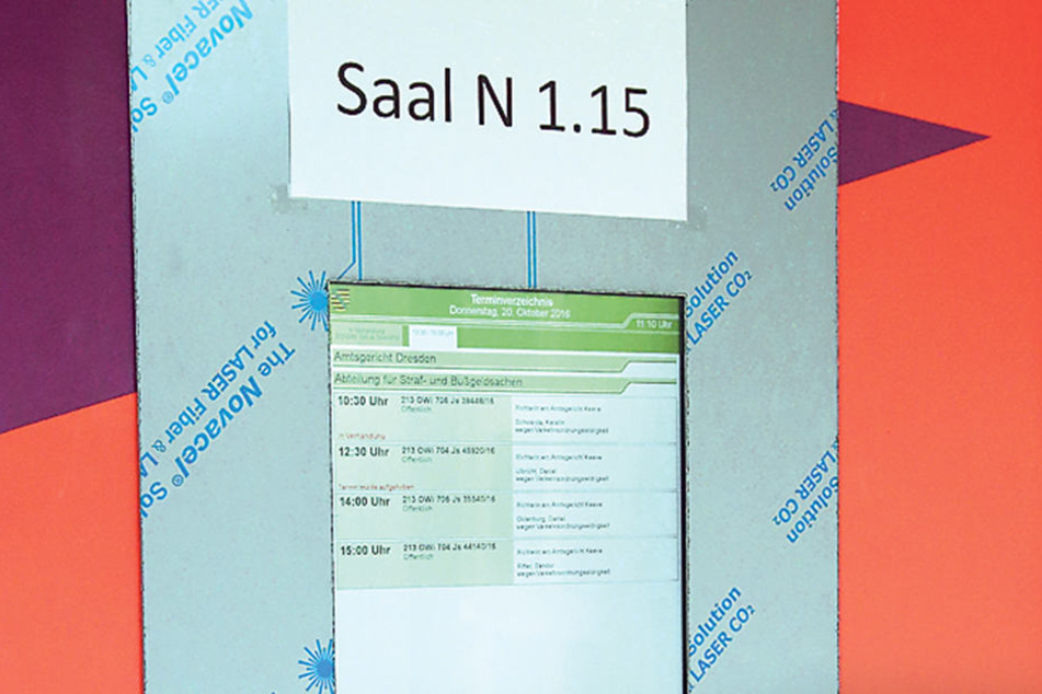 Während der Umrüstung muss mal wieder zum Papier für Saalaushänge gegriffen werden.