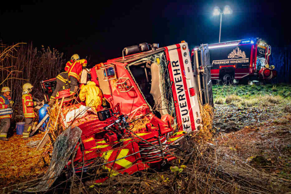 Einsatzkräfte am verunglückten Kran.