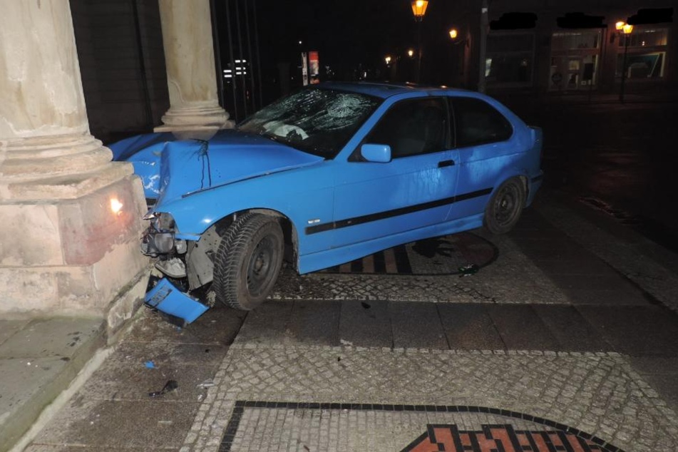 Mit hoher Geschwindigkeit krachte der BMW nach einem misslungenen Drift in die Säule des Magdeburger Rathauses.