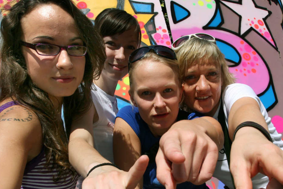 Sookee (links) mit den Organisatorinnen des Frauen-Hip-Hop-Festivals "We B* Girlz".