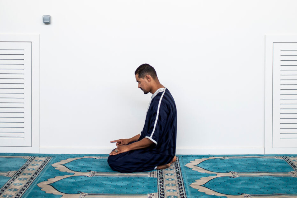 Ein Mann betet in einer Moschee. (Symbolbild)