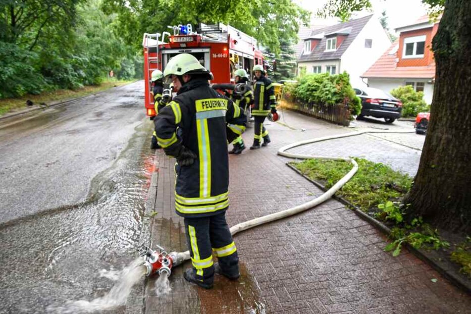 Vollgelaufene Keller und überlaufende Gullis: Im Südosten von Hamburg, bei Geesthacht und Dassendorf (Kreis Herzogtum Lauenburg), fiel besonders viel Regen.