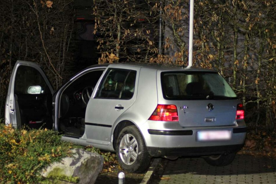 Der VW Golf nach dem Unfall.