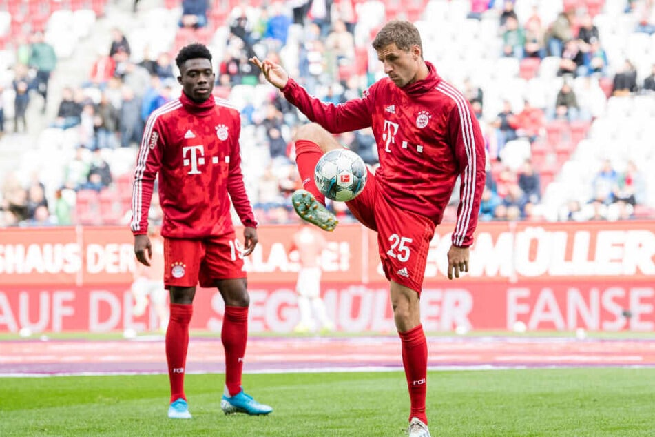 Thomas Müller (r) stand zum sechsten Mal in Folge nicht in der Startelf der Bayern.