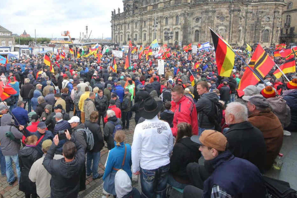 In diesem Jahr hat PEGIDA 5000 Teilnehmer angemeldet - nach Schätzungen waren 3000-4000 versammelt.