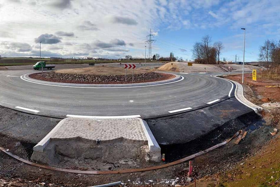 Der neue Kreisverkehr an der Neefestraße ist fertig. Ab Mittwoch fahren hier
Autos in Richtung Mittelbach.