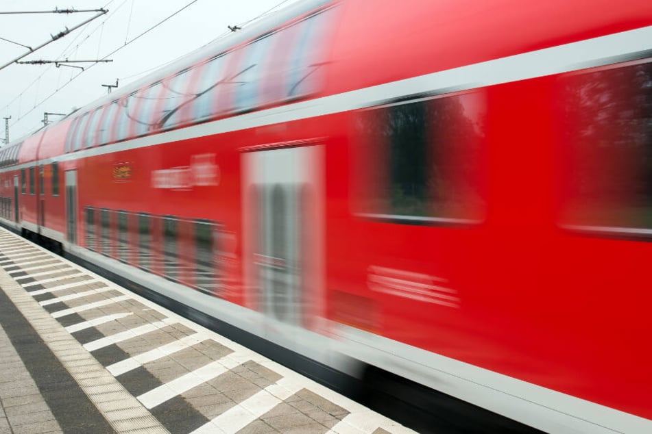 Der Streckenabschnitt war für die Löscharbeiten gesperrt worden. (Symbolbild)