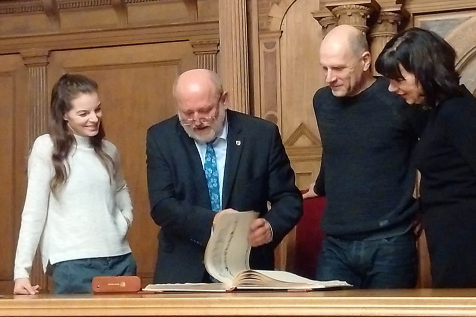 Eine angenehme Pflicht zwischendurch: OB Deinege war natürlich dabei, als Yvonne Catterfeld und Götz Schubert sich am Donnerstag ins Goldene Buch eintrugen.