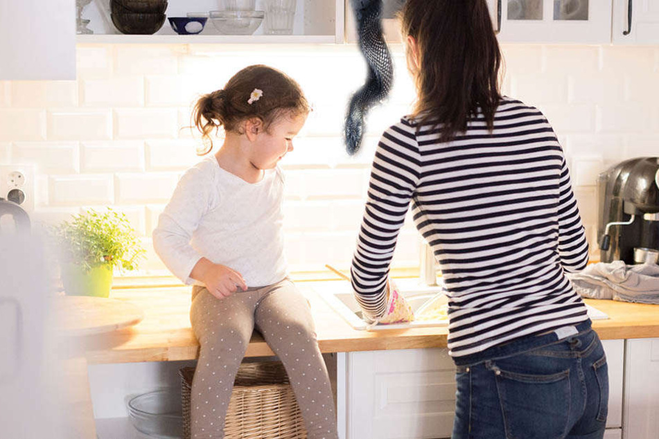 In der Küche wurde die 31-Jährige von der Kletter-Natter attackiert. (Montage/Symbolbild)