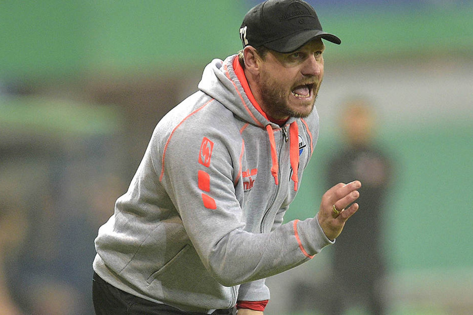 Geburtstagskind Steffen Baumgart zeigt seinen Spielern an, was er sehen will.