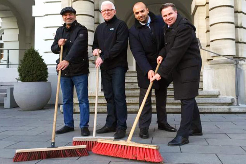 Sultan Ahmad Tahir (links) und Ahmad Ismail Tahir (2. von rechts) von der muslimischen Ahmadiyya Gemeinde sorgen dafür, dass Herford nach der Silvesternacht wieder strahlt. Uwe Friedrich (2. von links) und Bürgermeister Tim Kähler (rechts) freut's.