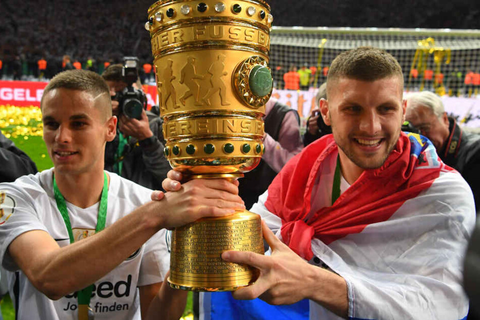 Ante Rebic (r.) konnte mit Eintracht Frankfurt den DFB-Pokal gewinnen.