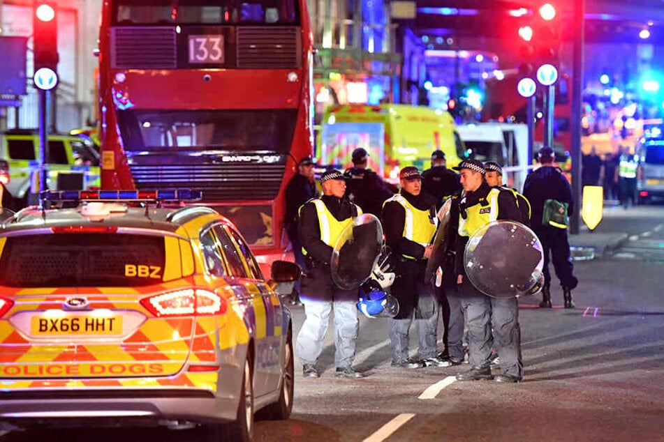 Polizisten sicherten das Gebiet nach den Anschlägen weitläufig.
