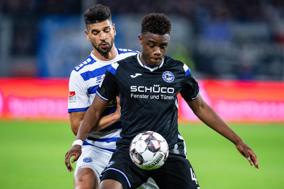 Bielefelds Anderson Lucoqui (r) und Duisburgs Enis Hajri kämpfen um den Ball.