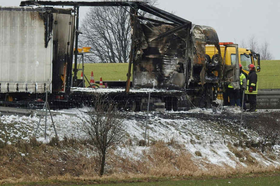 Der ausgebrannte Lkw - die Löscharbeiten dauern voraussichtlich noch den Vormittag über an.
