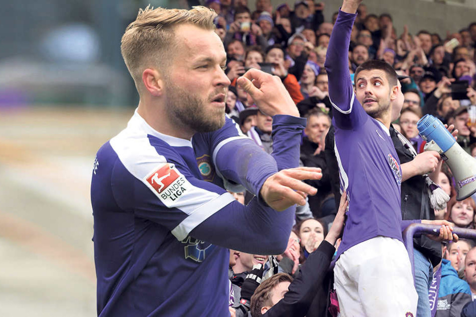 Pascal Köpke (li.) jubelt nach seinem Treffer zum 1:1. Die Fans forderten ihn lautstark, und er kletterte zu ihnen: Dimitrij „Dima“ Nazarov.