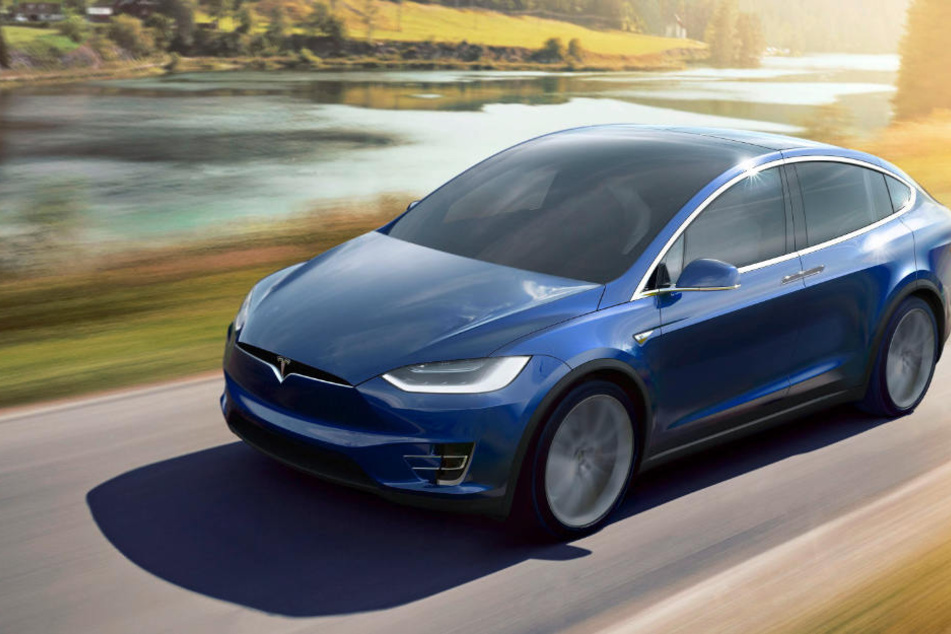 Ein Tesla Model X in Fahrt. Wie hat wohl das Modell ausgesehen, das Daimler geliehen hatte? (Symbolbild)