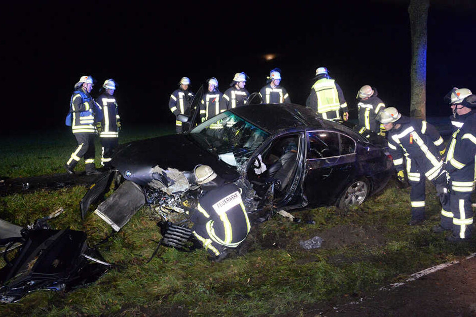 Die Feuerwehr musste die Fahrertür öffnen, um den Mann zu retten.