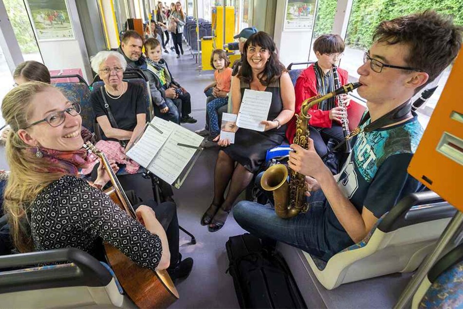 Staßenbahnfahren mal anders: Die "Mozartkinder" spielen für die Fahrgäste der CVAG.