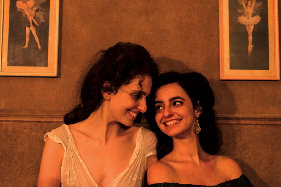 Die Schwestern Gusmao, Euridice (l., Carol Duarte) und Guida (Julia Stockler), sind ein Herz und eine Seele.