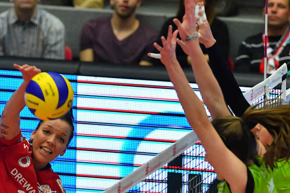 Katharina Schwabe schlägt kraftvoll zu, Aachens Doppelblock hat keine Chance.