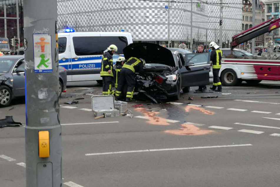 Die Einsatzkräfte sind für die Unfallaufnahme vor Ort.