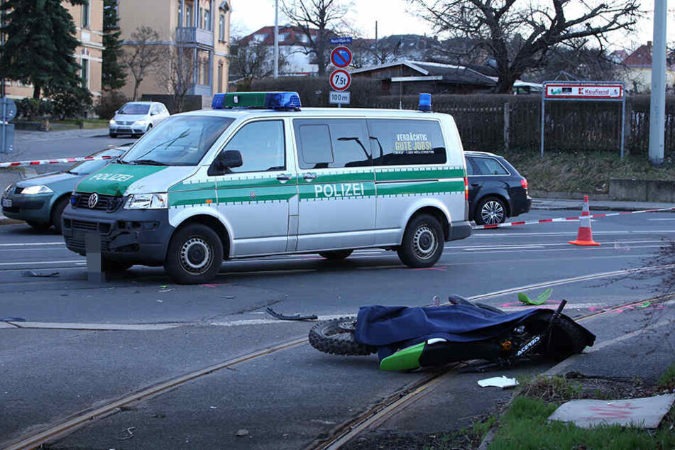 Der Mann knallte bei seiner Verfolgungsjagd gegen ein stehendes Polizeiauto.