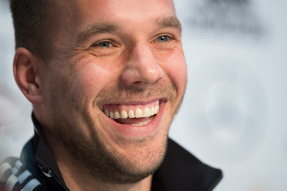 Perfektes Tor, die Fans freuen sich, Poldi auch.
