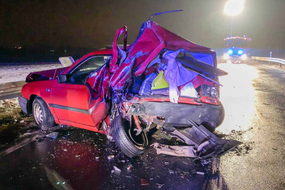 Völlig demoliert: Der Golf auf der Landstraße bei Friedrichsdorf nach dem Unfall.