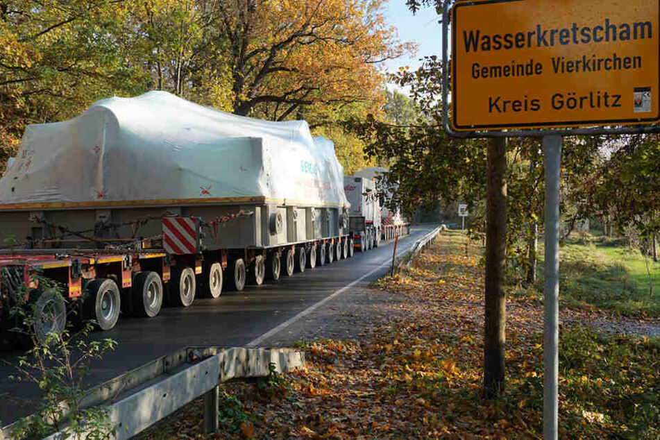 Das mehrere Tonnen schwere Gefährt blieb im Kreis Görlitz auf der Straße liegen.