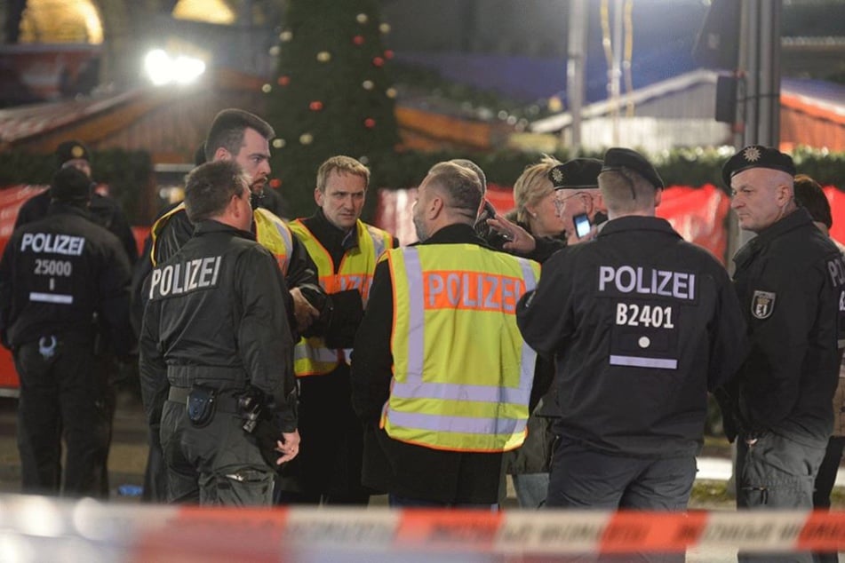 Polizisten am Ort des Anschlags auf dem Breitscheidplatz.