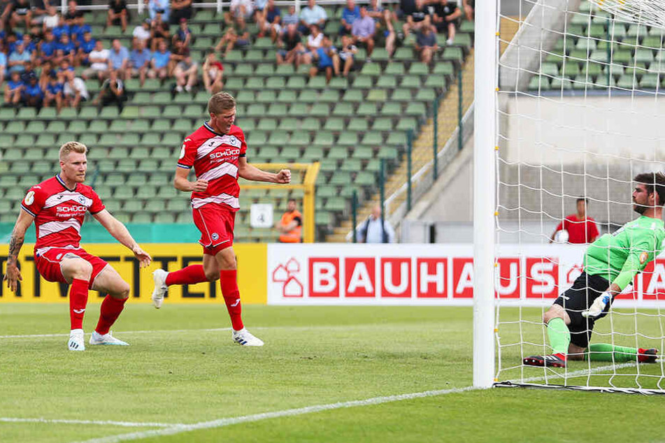 Viki-Keeper Stephan Flauder (r.) chancenlos: Andreas Voglsammer (l.) trifft zum 1:0 für Arminia Bielefeld.